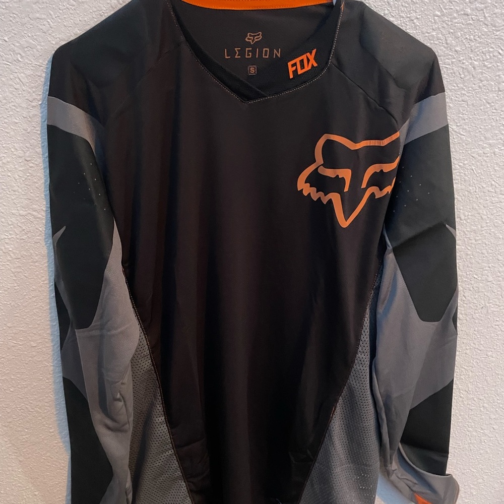 Small mens fox racing shirt with elbow pads.